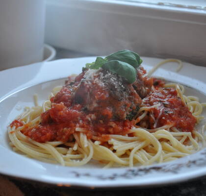 Italieninspirerade köttbullar med pasta och tomatsås