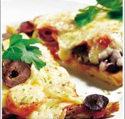 Pizzamacka med tomater, räkor, oliver och ost