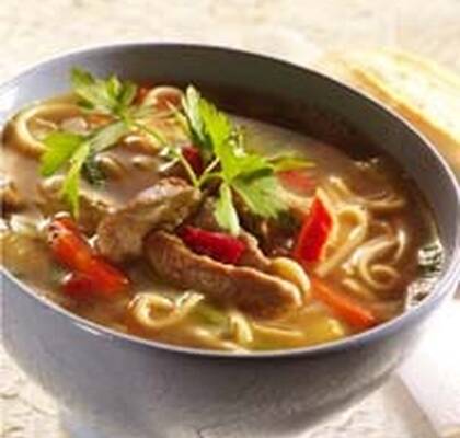 Asiatisk soppa med griskött och nudlar