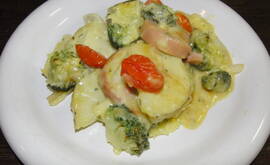 Falukorv, potatis och broccoligratäng med körsbärstomater och bearnaisesås