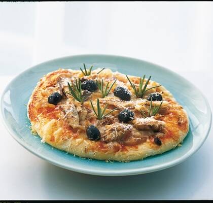 Böcklingpizza med lök, rosmarin och oliv