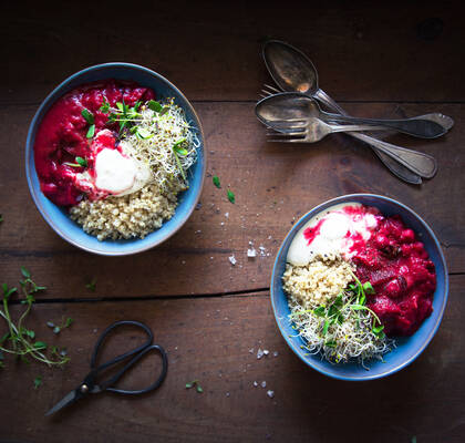 Mustig rödbets- och quinoagryta med fetayoghurt & groddar