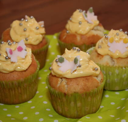 Cupcake med nougatfyllning och citronglasyr