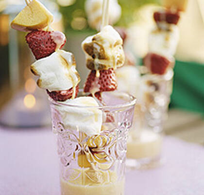 Jordgubbs- och marshmallowspett med vit choklad
