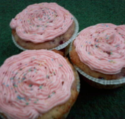 Hallon cupcakes med rosa frosting