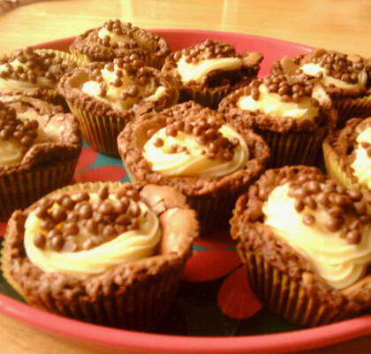 Nötbrowniecupcakes med vitchokladtopping