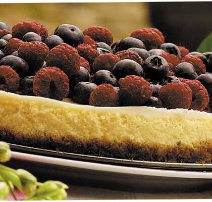 Cheesecake garnerad med hallon och blåbär