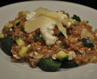 RISOTTO PÅ PERLERUG MED SVAMPE OG SQUASH