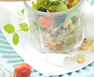 salat af perlebyg, hasselnødder, hyben og brombær