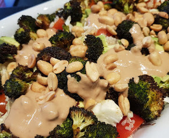 Bagt broccolisalat med peanutbutter dressing