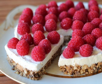 Cheesecake m. mandler, chokolade og friske hindbær