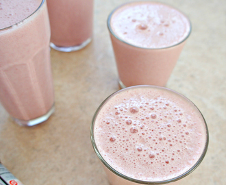 Jordbærsmoothie med banan - opskrift på nem og sund smoothie