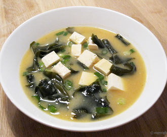 Misosuppe med tang, tofu og forårsløg