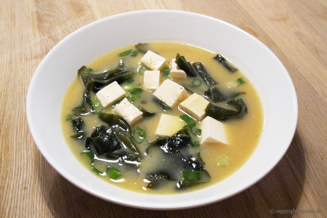 Misosuppe med tang, tofu og forårsløg