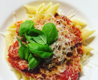 Pasta penne med kraftig tomatsovs