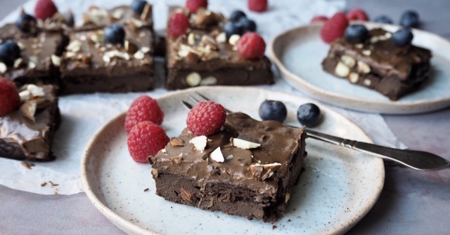 Avocado brownies med mandler og frosting