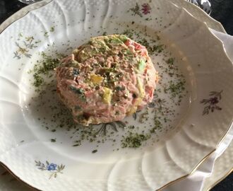 Gæstebud med ørredterrine, tyksteg med salater og stikkelbærfool