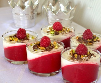 Sund og kaloriefattig Blancmange dessert med jordbær og græsk yoghurt