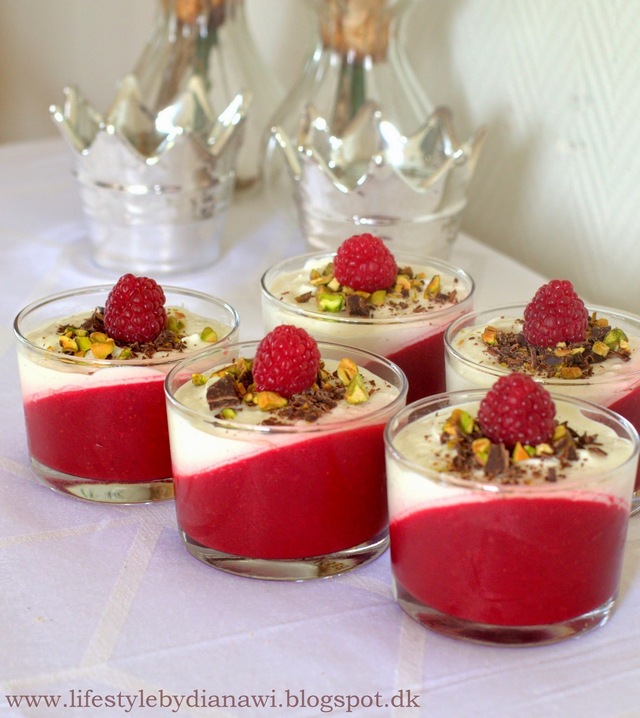 Sund og kaloriefattig Blancmange dessert med jordbær og græsk yoghurt