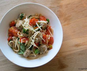 Pasta med små kødboller og tomat-topping