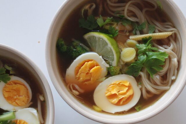 Ramensuppe med æg, nudler og grønt