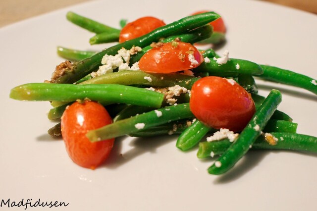 Varm bønnesalat m. hvidløg, tomat og salatost