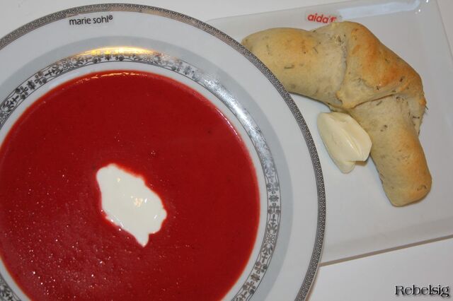 Rødbedesuppe (Borsch/Borsjtj) med rosmarinhorn