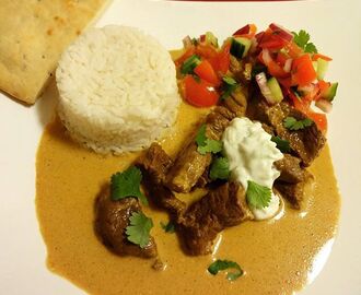 Indisk Biff Curry med ris, raita og tomat & agurksalat !