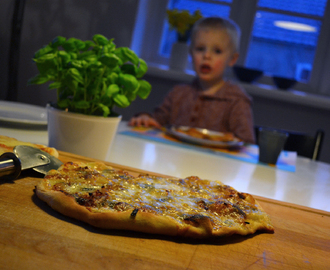 Pizza med ansjoser, hvidløg, karamelliserede løg og mozzarella