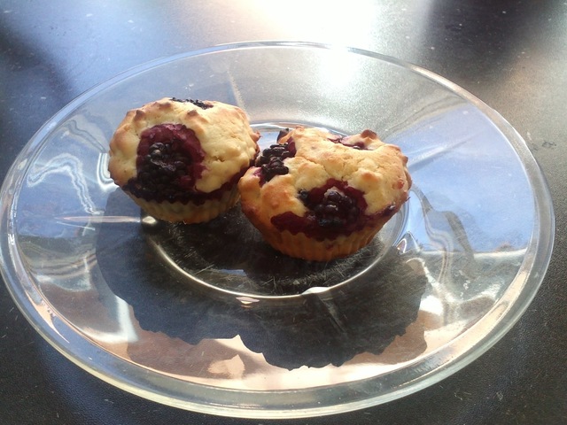 Muffins med brombær, æble og hvid chokolade