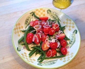 Bønnesalat med tomat og rødløg