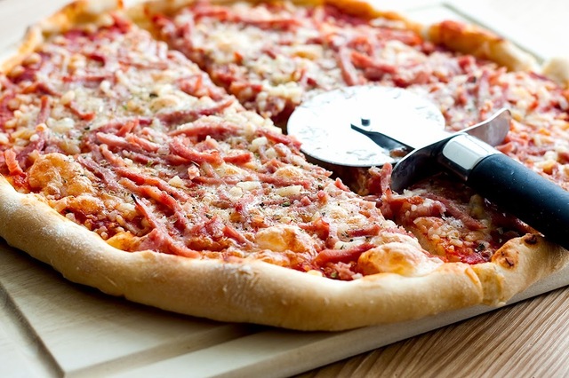 Pizza m. skinke og ost