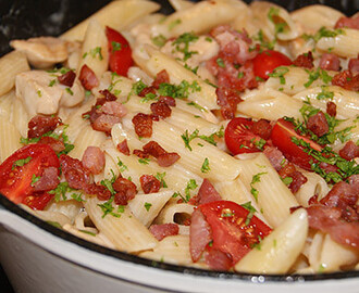 One pot pasta med bacon, kylling og fløde