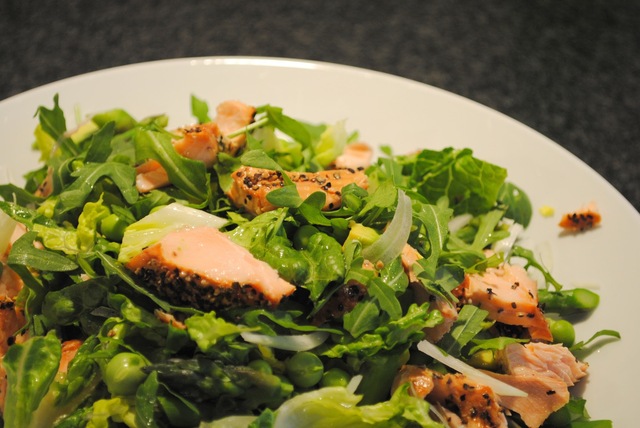 Salat med varmrøget laks, urtecreme, friske ærter, avocado og asparges