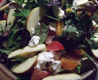 Grøn salat med kogte rødbeder og gedeost