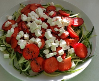 Salat med agurk, jordbær og blå birkes