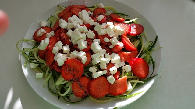 Salat med agurk, jordbær og blå birkes
