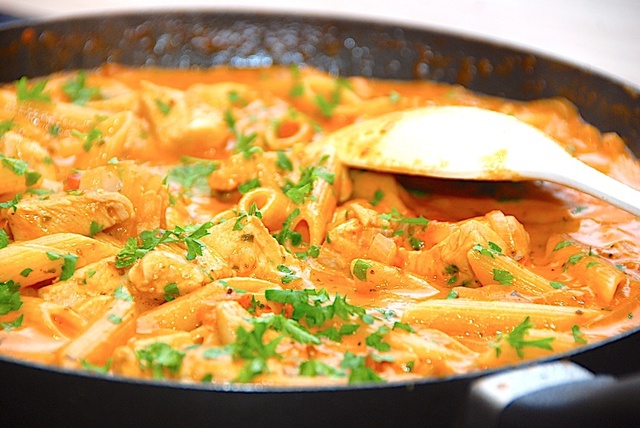 Nem kyllingepande med pasta og tomat på 25 minutter