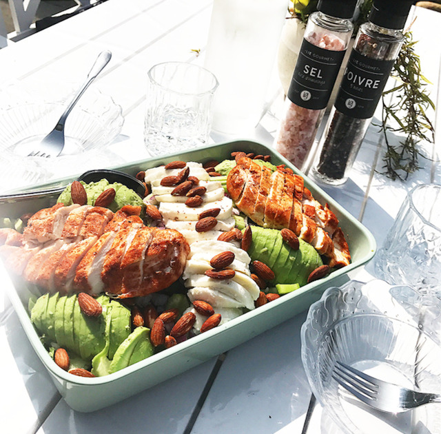 Sund kolonihavefrokost: Grillet kylling m. avokado og bøfmozzeralla på bund grøn salat