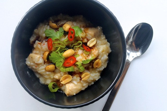 Congee // Asiatisk risgrød med kylling, forårsløg og peanuts