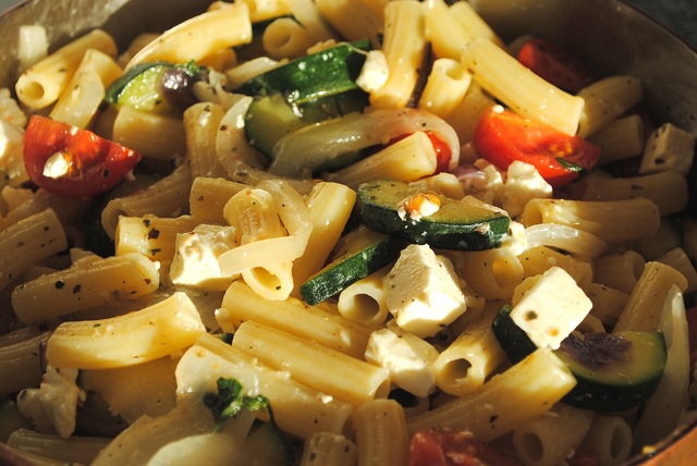 Pasta med feta, squash og friske tomater