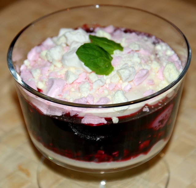 Marengs- og yoghurtdessert med tranebærsauce