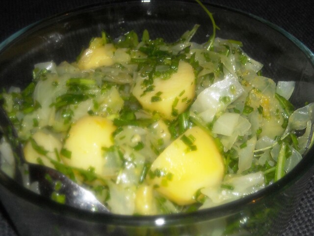 Kold Kartoffelsalat med Spidskål og Krydderurter (og billige asiatiske produkter)