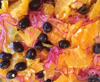 Appelsinsalat med syltede rødløg og oliven