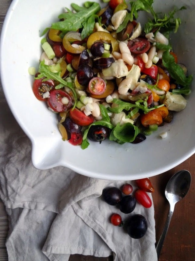 Salat med hvide bønner, blommer, artiskok og tomater