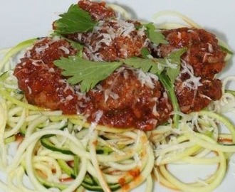Squash pasta med kødboller i rødvins-tomatsauce