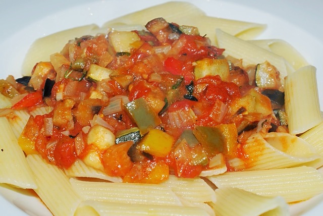 Ratatouille med urter på frisk pasta
