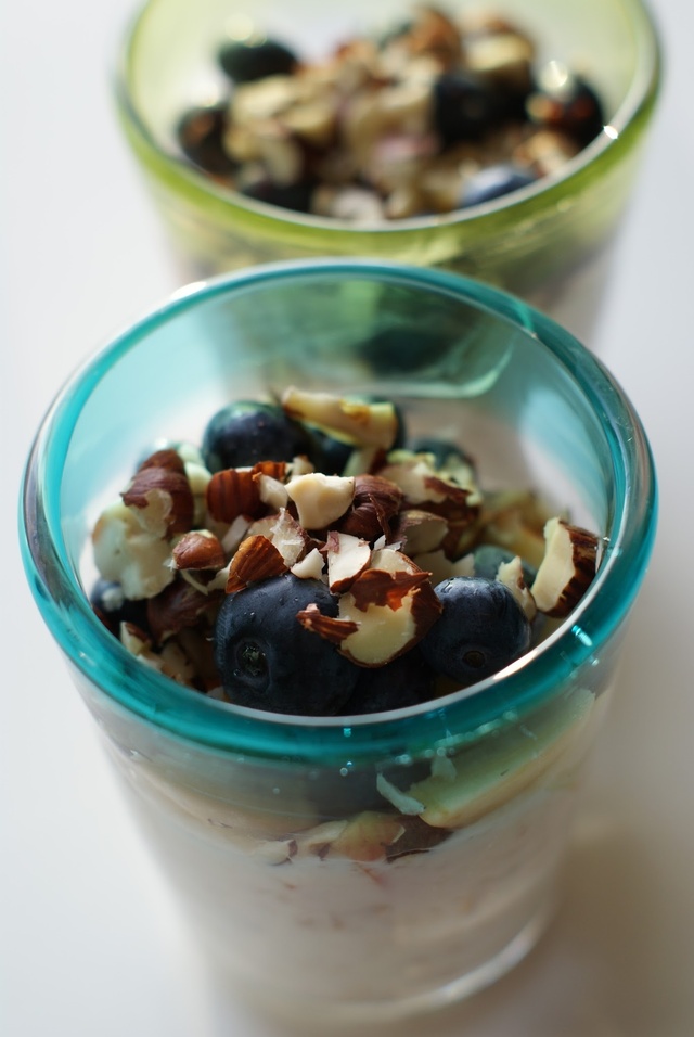 Skøn morgenmad: Youghurt med havregryn, blåbær, æbler og nødder