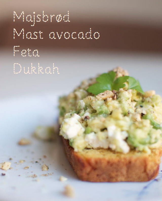 Ristet brød med mast avocado, feta og hjemmelavet dukkah (glutenfri)