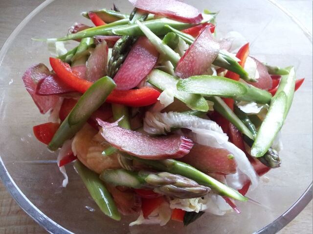 Salat med ananas  og råsyltet rabarber